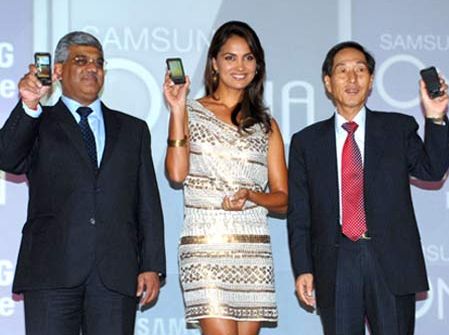 Samsung hires Indians to take on Apple